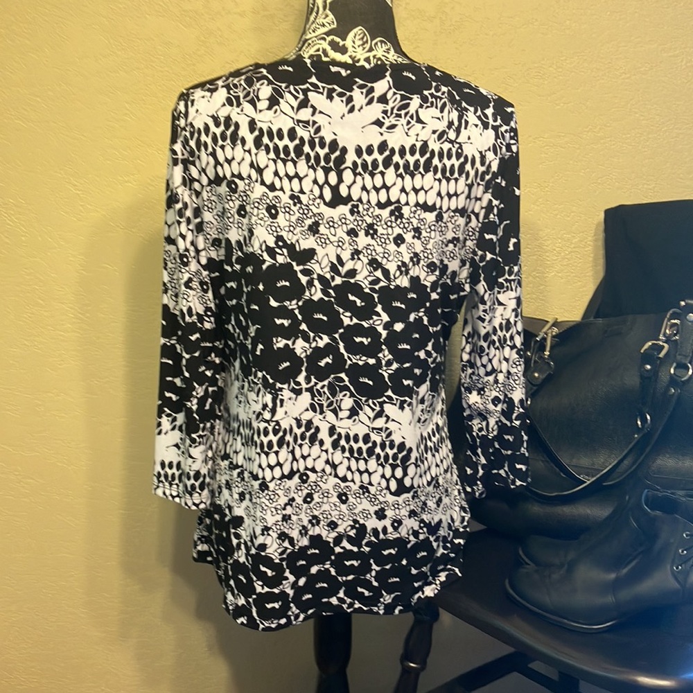 BLACK & WHITE XL LIKE NEW SUSAN LAWRENCE LACE CUTWORK NECK TOP - Picture 4 of 8